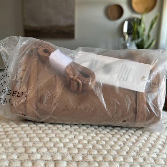 BEIS Camel Tan Expandable Crossbody Charm Bag with Adjustable Shoulder Strap nwt - Picture 4 of 12